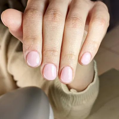 Esmaltado permanente rosa nude en uñas cortas