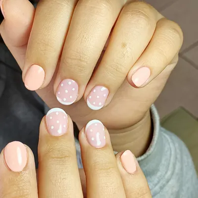 Esmaltado durazno con lunares blancos y punta francesa