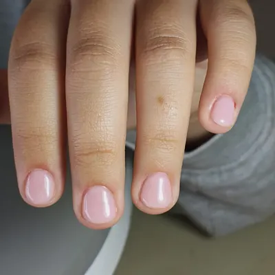 Esmaltado permanente rosa natural en uñas cortas