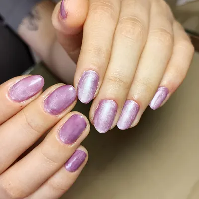 Esmaltado malva con efecto ojo de gato