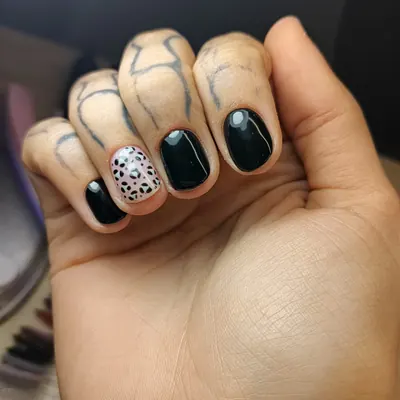 Nivelación negra con una uña en animal print