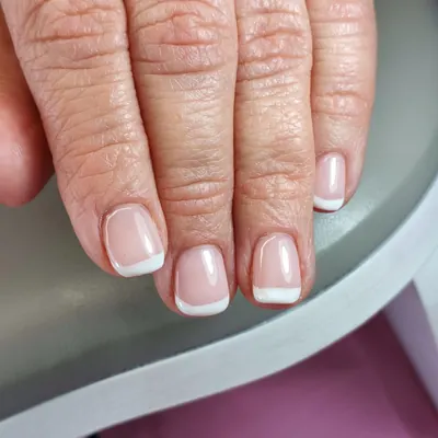 Francesa blanca clásica sobre uñas naturales