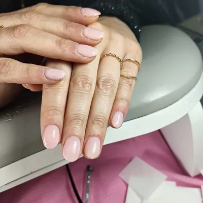 Nivelación rosa natural en uñas cortas