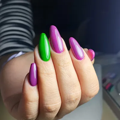 Nivelación morada con una uña verde, en forma almendra