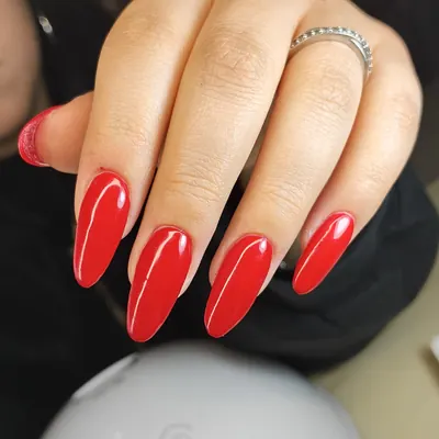 Softgel rojo en forma almendra larga