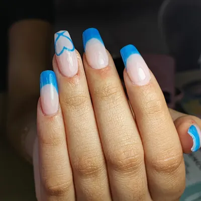 Softgel con francesa azul y un corazón dibujado